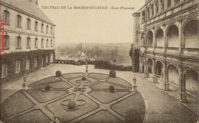 Le Chateau - Cour d honneur.jpg